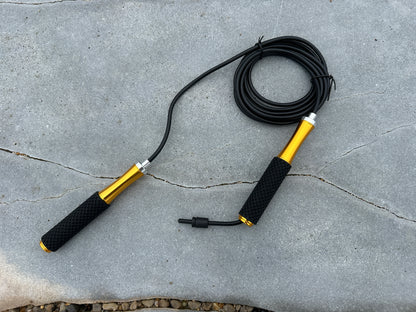 Corde à sauter réglable — câble PVC et embouts aluminium